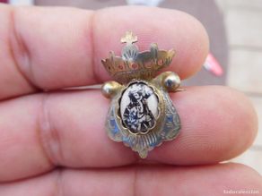 Antiguidades: Broche antiguo de plata dorada Cristo con cruz